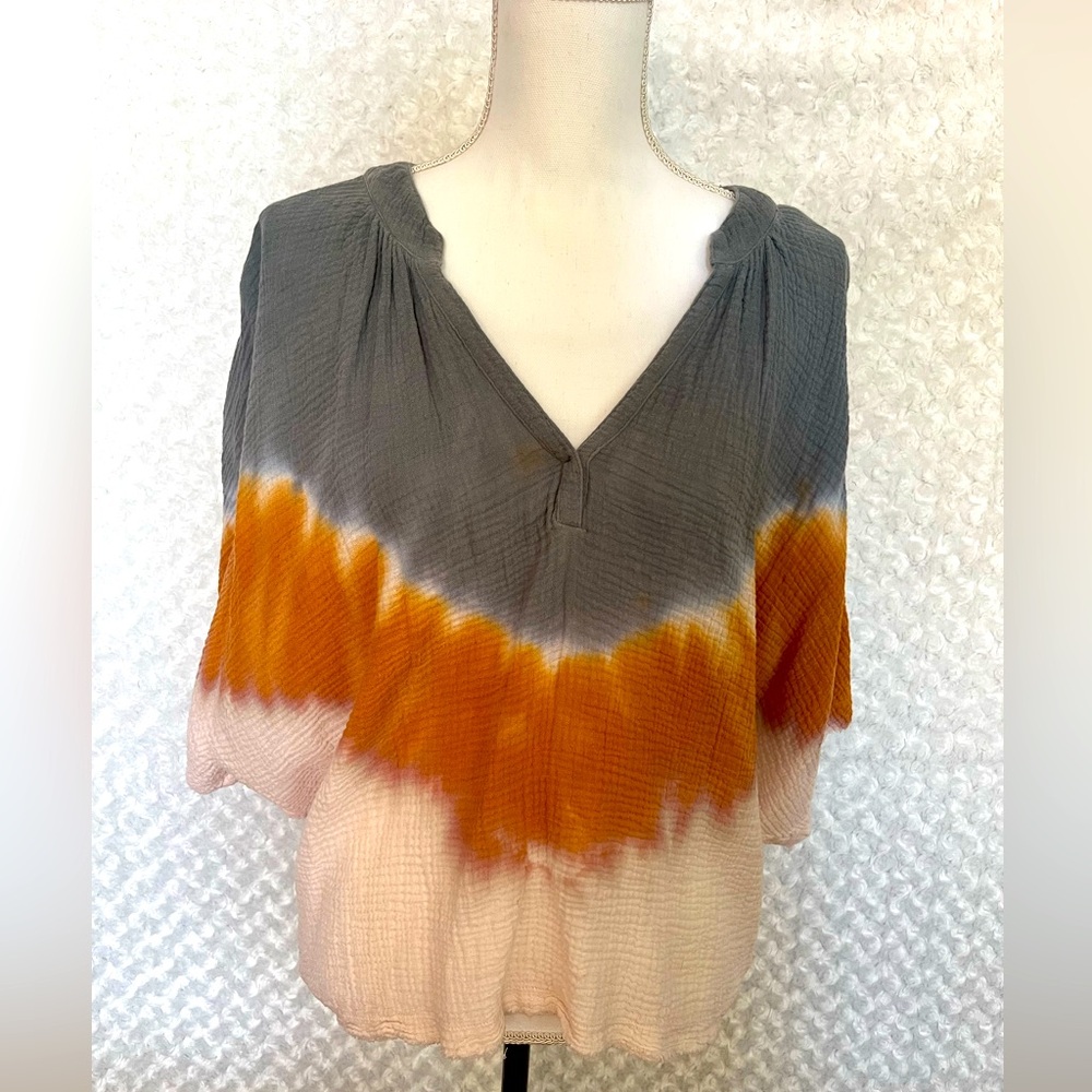 Young, Fabulous & Broke tie dyed vneck top size m/l